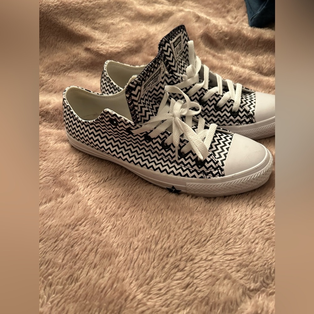 Black and white converse size 7men 9 woman